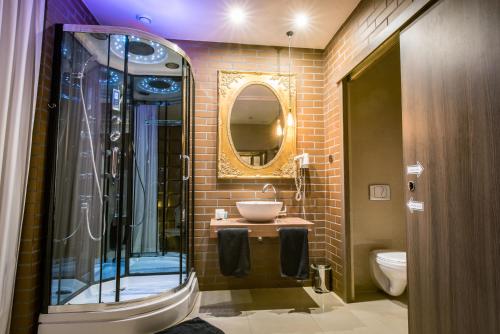 Hotel Ramka & Restaurant & Wine Barにあるバスルーム