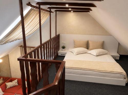 a bedroom with a bed in a attic at Pensiunea La Busu in Bran