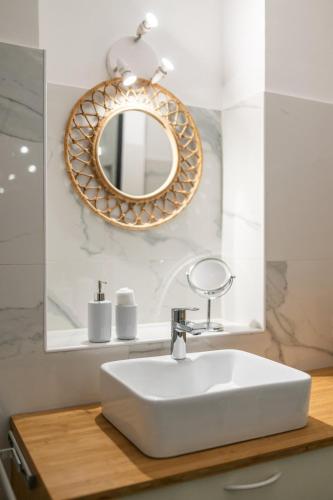 a bathroom with a white sink and a mirror at LE PALAIS Centre-Ville - Proche Mer Terrasse Wifi in Menton