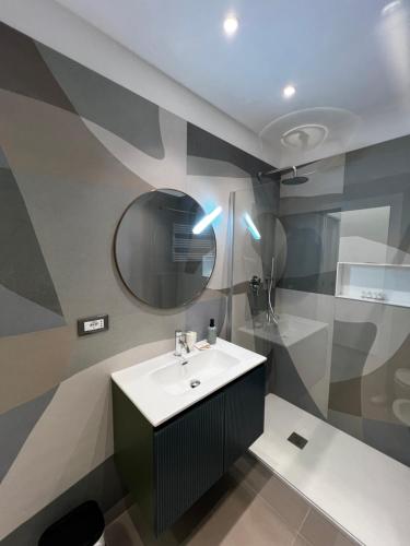 a bathroom with a sink and a mirror at La Perla Marina in Manarola