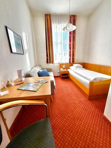ein Hotelzimmer mit Bett und Schreibtisch in der Unterkunft Hotel zur Post in Lam