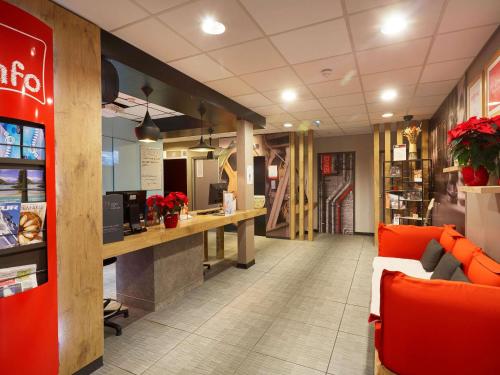 a lobby of a fast food restaurant with a counter at Ibis Sallanches Porte du MontBlanc in Sallanches