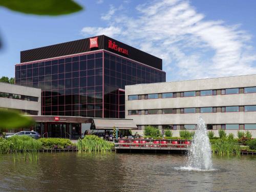 a hotel with a fountain in front of a building at Ibis Schiphol Amsterdam Airport in Badhoevedorp