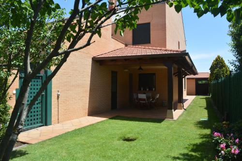 a house with a lawn in front of it at Casa Río Tera in Garray