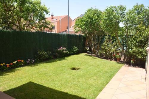 a backyard with a fence and green grass at Casa Río Tera in Garray