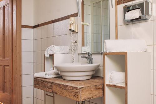 a bathroom with a sink and a mirror at ILLYRHof in Gamlitz