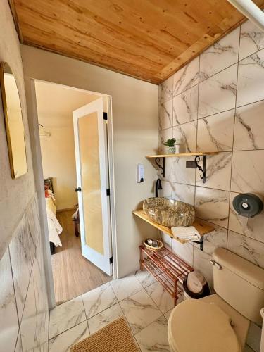 a bathroom with a sink in a room at Chakiñan Hospedaje & Eventos - Tumbaco in Tumbaco