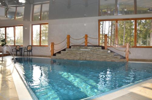 Bazén v ubytování Apartament Królewski Superior z sauną nebo v jeho okolí
