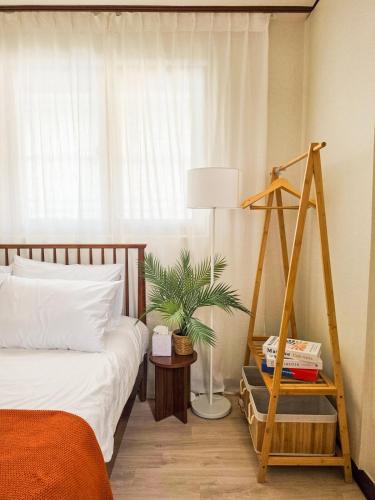 a bedroom with a bed with a ladder next to a window at Jian Stay Bora in Sin'gal