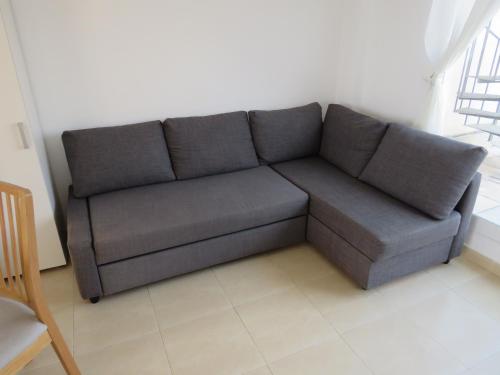 a gray couch in a living room at Apartamento Tres Ce in Alcossebre