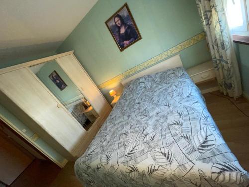 a bedroom with a bed and a mirror at Appartement Mona Lisa in Ris-Orangis