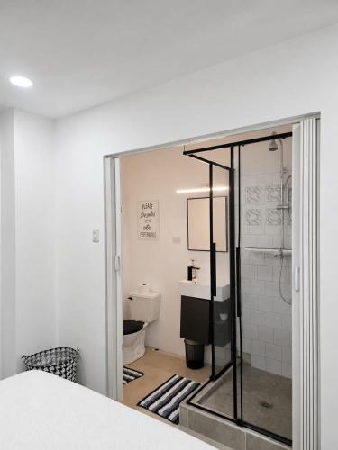 a bathroom with a shower and a sink and a toilet at Inn At Juzani Boutique Hotel in Lambeau