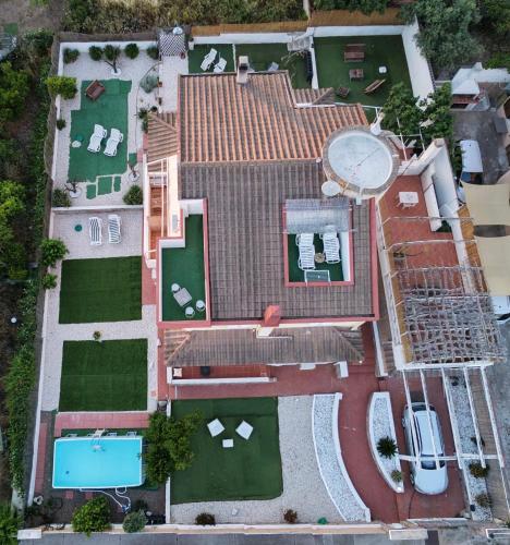 an overhead view of a house with a roof at Bed and Breakfast Villa Teis in Quartu SantʼElena