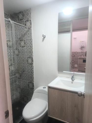 a bathroom with a white toilet and a sink at apartamento vacacional red 1 in Salento