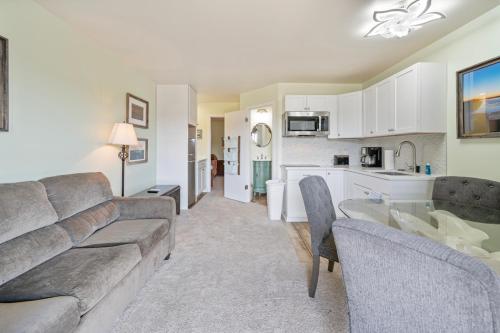 a living room with a couch and a kitchen at Assateague Inn 206-S in Chincoteague