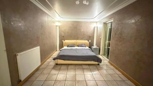 a bedroom with a bed in the middle of a room at Maison 4 pièce , piscine in Avignon
