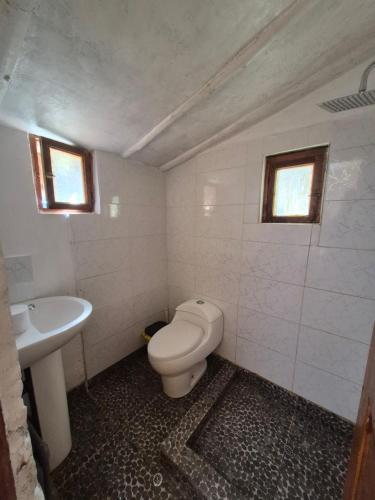 ein kleines Badezimmer mit Toilette und Waschbecken in der Unterkunft Nacho's hotel in Soray