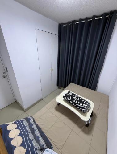 a bedroom with a bed and a black curtain at Studio Brasil 861 in Lima