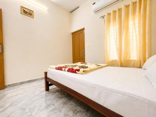 a bedroom with a bed in a room at Sree Madhavam Stays AC Family Homestay Near Padmanabhaswamy Temple in Trivandrum