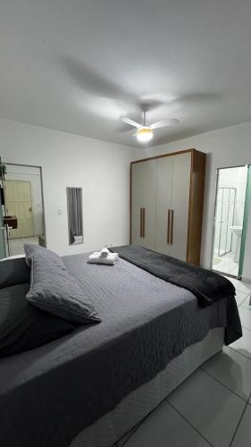 a bedroom with a large bed with a ceiling at Ed Odilon Vieira 104 in Vitória da Conquista