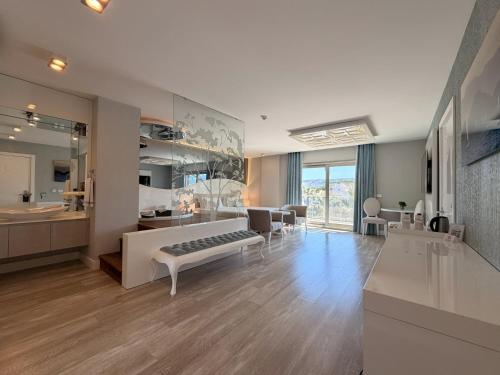 a large room with a bathroom and a living room at Kalyon Cesme in Çeşme