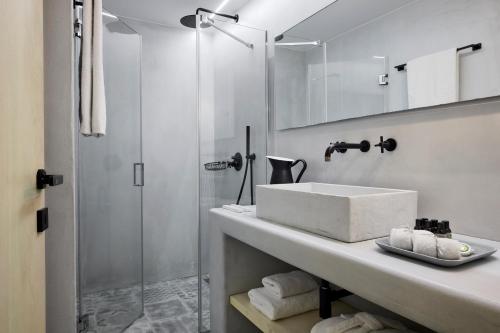 a bathroom with a sink and a shower at Beach Suite Syrma in Pachaina