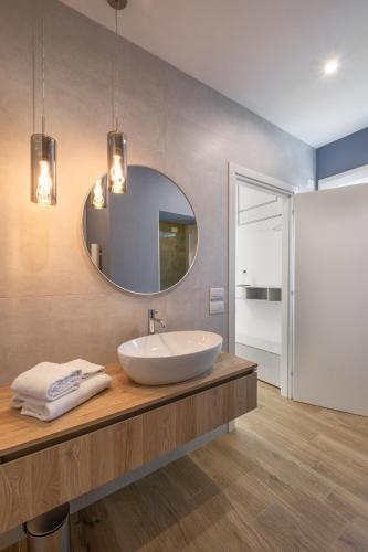 a bathroom with a sink and a mirror at el Zhìgol B&B in Farra di Soligo