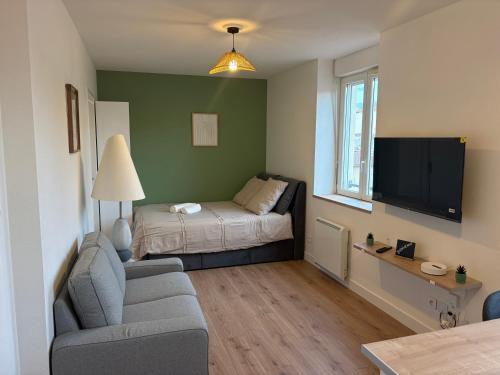 a small living room with a bed and a couch at Cocon de la gare in Montélimar