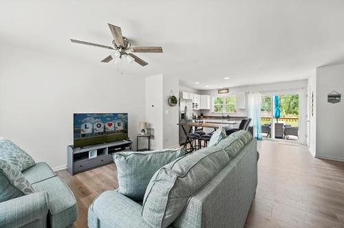 a living room with a couch and a tv at Casa Playa in Greenbackville