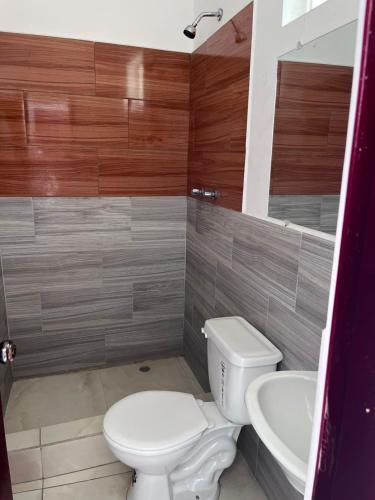 a bathroom with a toilet and a sink at Alojamiento Sabadell Ibarra in Ibarra