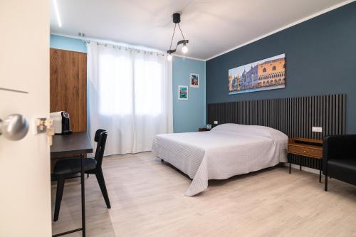 a bedroom with a bed and a desk with a computer at Casa Di Luca in Chioggia