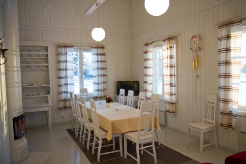 een eetkamer met een tafel en stoelen bij Erkin Haussi in Ilmajoki