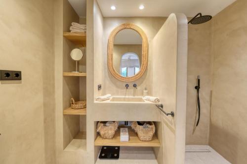 2047 Stylish Luxury Apartment