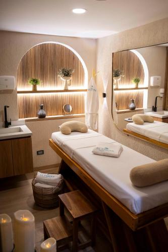 a room with two beds and two mirrors at La Gracia Hotel & Spa in San Jerónimo