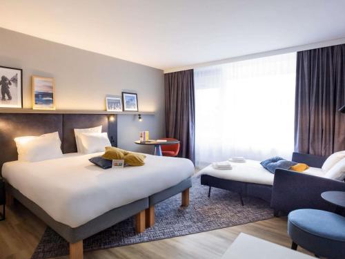 a hotel room with two beds and a window at ibis Styles Den Haag Scheveningen in Scheveningen