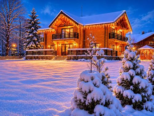 a log cabin in the snow with a christmas tree at Casa Pădurarului in Câmpulung Moldovenesc
