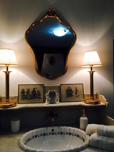 La salle de bains est pourvue d'un grand miroir et d'une baignoire. dans l'établissement Presbytere, à Sauville