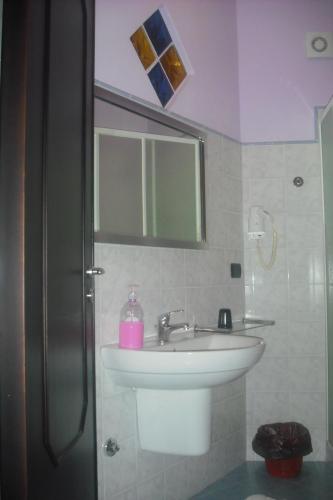 Bilik mandi di Hotel Barbieri