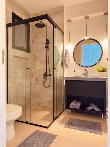 a bathroom with a shower and a sink at Apartamento Sofisticado com terraço centro Pouso Alegre in Pouso Alegre
