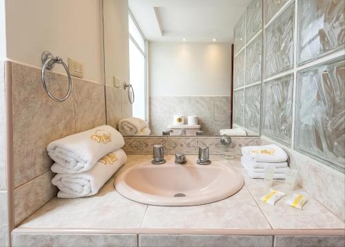 a bathroom with a sink and a mirror at Deville Inn in Lima
