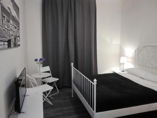 カターニアにあるB&B del Toscanoのベッドルーム1室(ベッド1台、テーブル、椅子付)