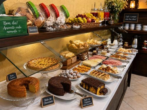 a bakery with many different types of cakes and pastries at Pousada Nosso Lar in Gramado
