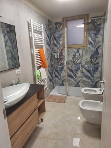 a bathroom with a sink and a toilet at La taverna del puntone in Puntone di Scarlino