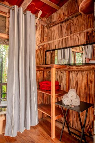 a bunk bed in a log cabin with a table at Hotel del Bosque in Río Cuarto