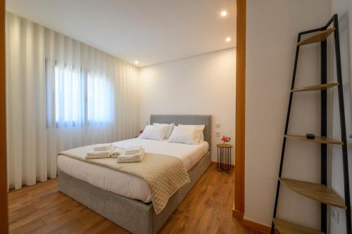 a bedroom with a bed with two towels on it at Terreiro da Serra in Rio Caldo