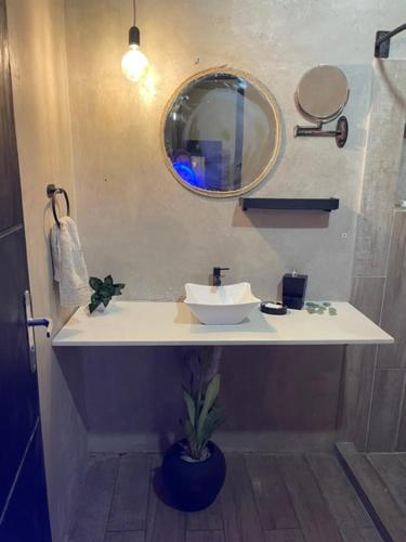 a bathroom with a sink and a mirror at Monoambiente Privado in Luque