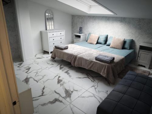 a bedroom with a bed and a marble floor at Casa Copacabana in Oya
