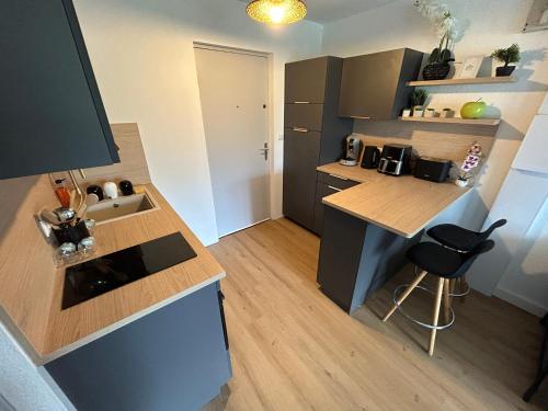 a small kitchen with a sink and a counter at Magnifique appartement à Fréjus in Fréjus
