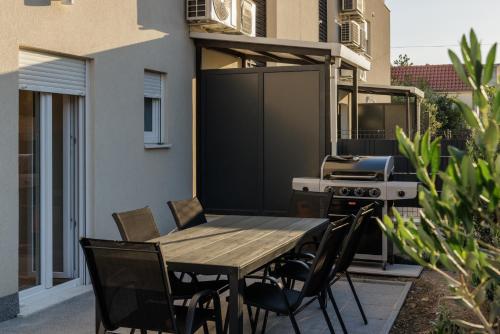 SEA STONE Sea-View Apartment with Private Garden & Terrace