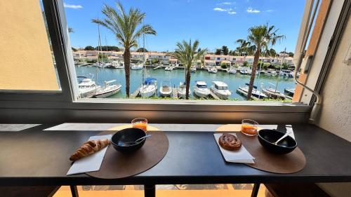 Le Cocon du Port, pool, parking space